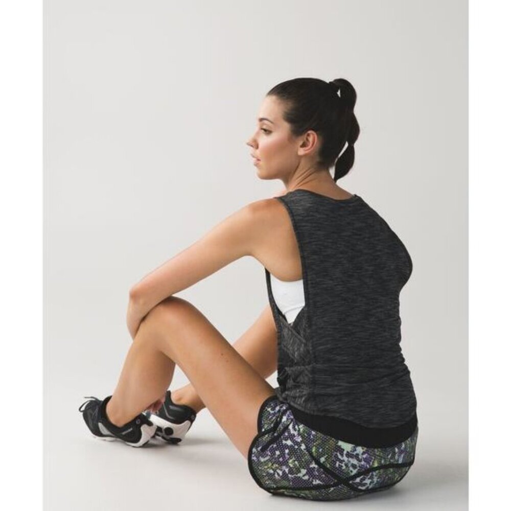 Lululemon Tracker Short III In Floral Sport White Multi / Black 4 - Picture 3 of 10